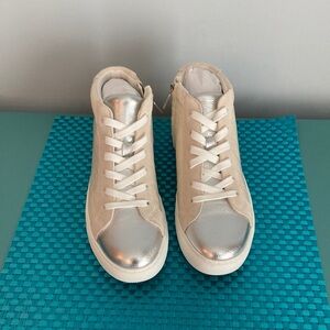 Kenneth Cole NIB Women's Size 8 Off-White & Silver Sneakers